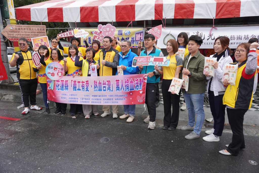 凝聚愛心 捐血救人」 韓林梅帶領志工不畏風雨邀民眾捐出熱血救人一命缩略图