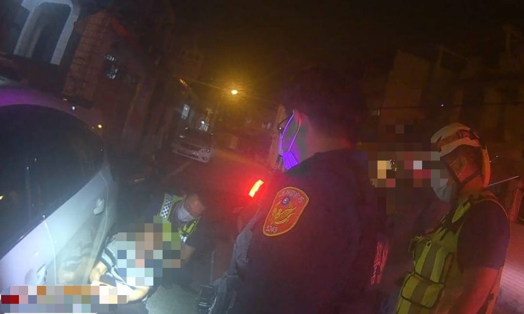 走失老翁倒臥路上 花警即刻協助送醫缩略图