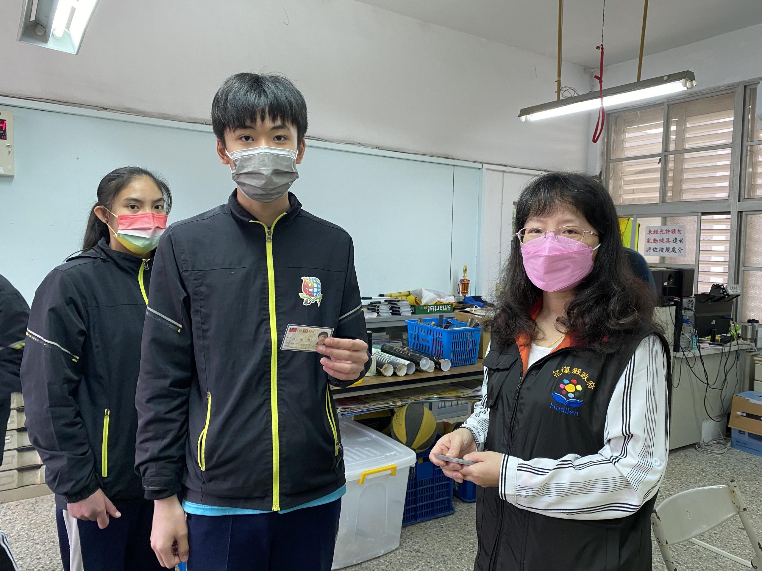 【花蓮縣各戶政事務所到校受理國中初領身分證 嘉惠逾千名學子】缩略图