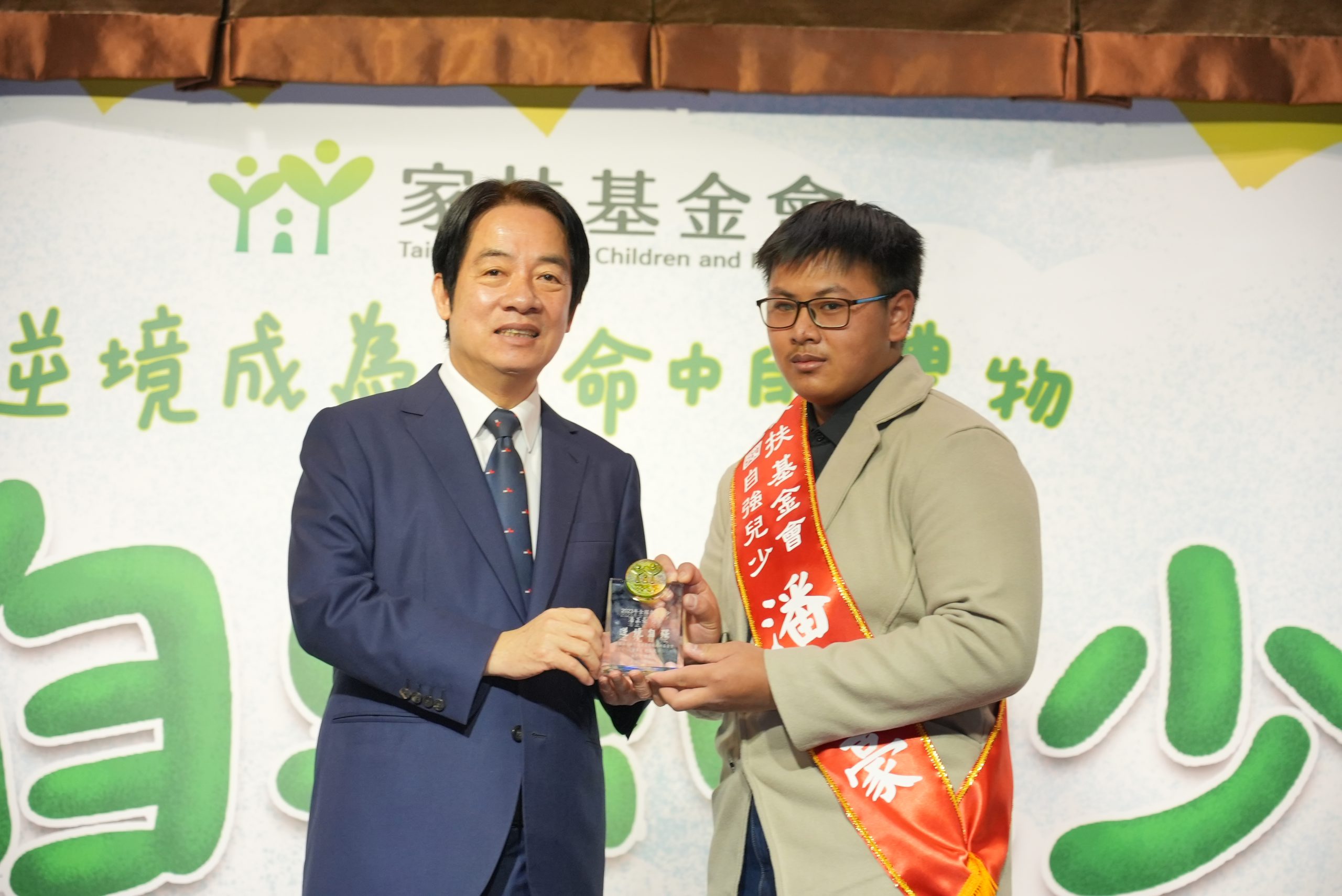 【左眼失明使生活更加辛苦卻不失志 努力勤學拚上國立大學 花蓮家扶的孩子潘正豪 榮獲家扶基金會112年全國自強兒少表揚 】缩略图