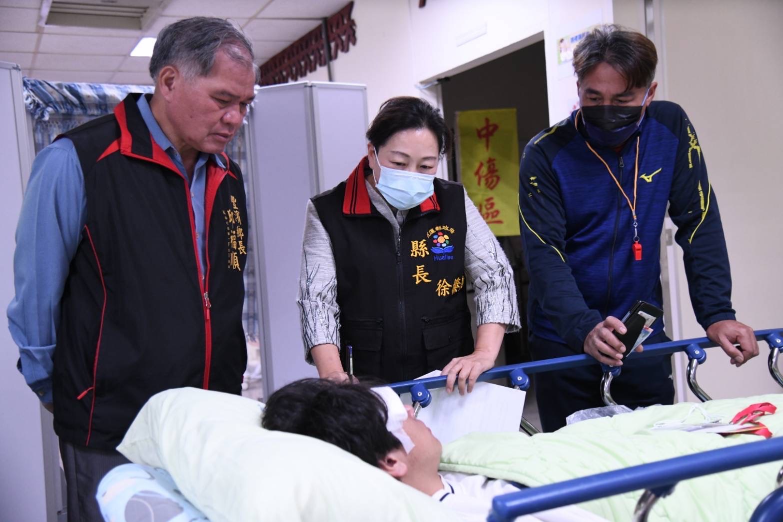 【豐濱鄉發生嚴重車禍 徐榛蔚趕往現場關心】缩略图