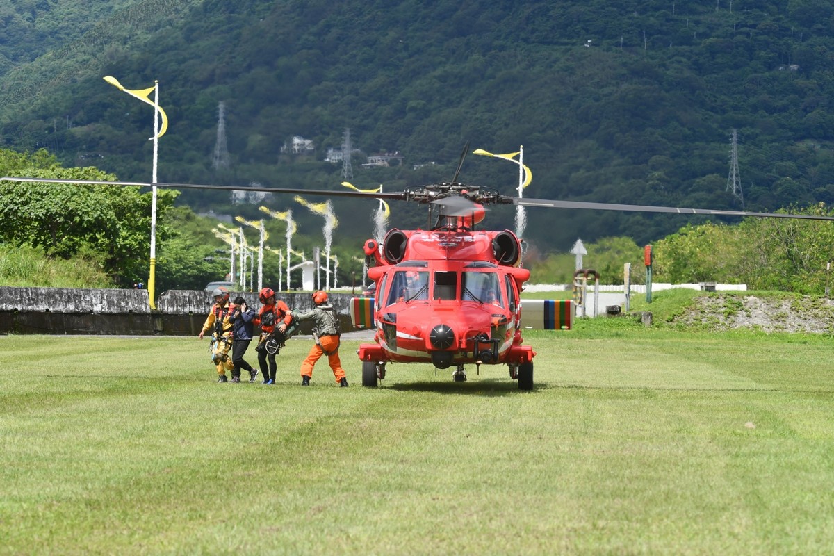 空勤總隊執行秀林鄉屏風山救救援缩略图