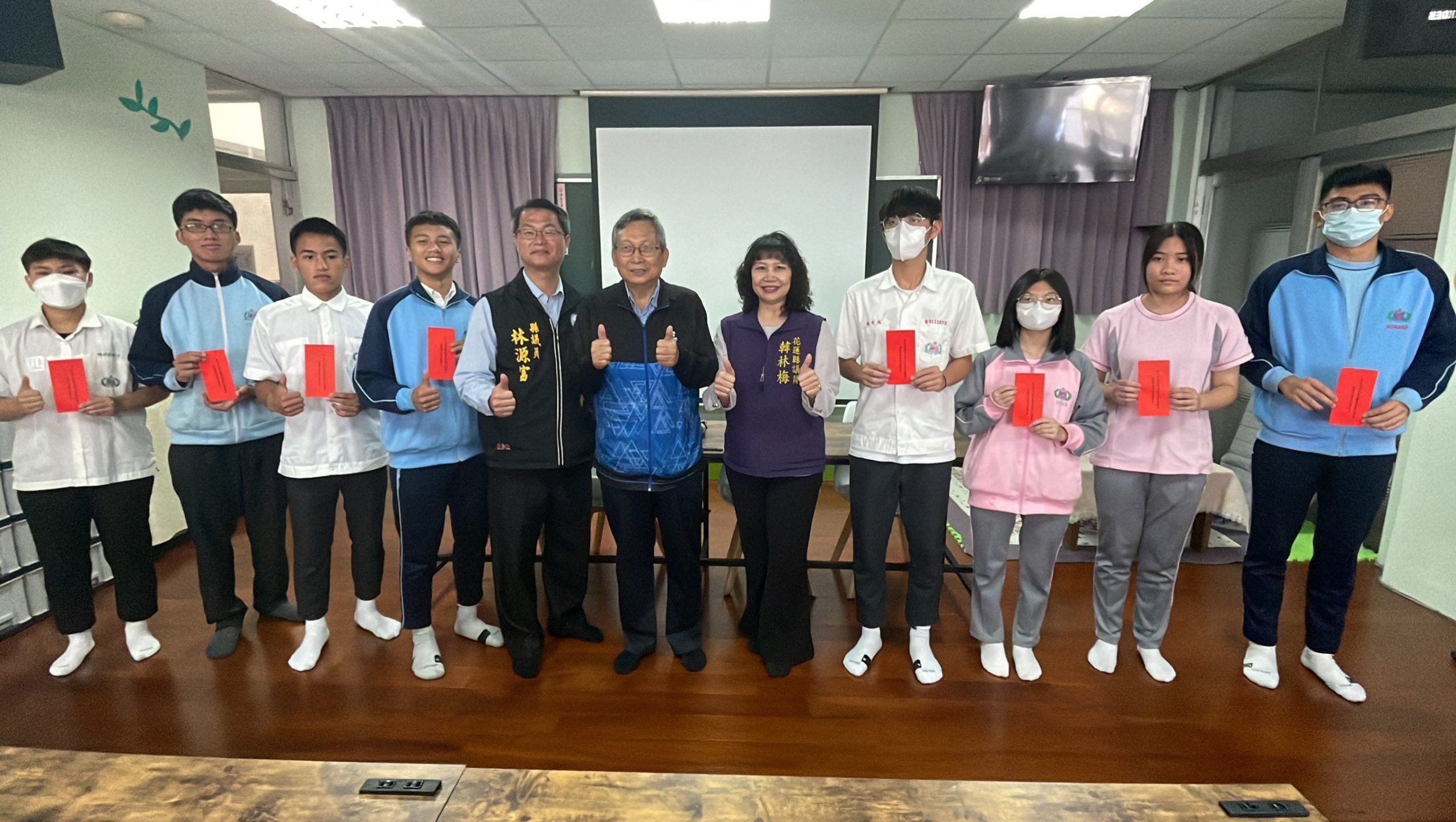 【四維傑出校友林源富及韓林梅議員返回母校頒進步獎學金 期勉學弟妹珍惜在校時光 努力用功學習】缩略图