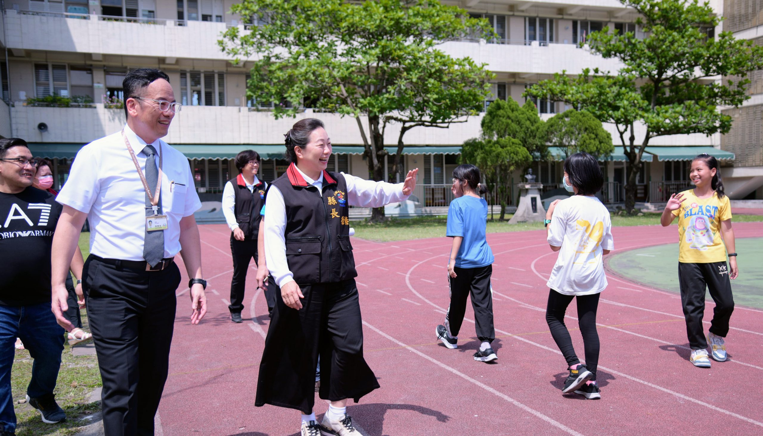【徐榛蔚視察鑄強國小階梯教室完工 為孩童打造優質學習環境】缩略图