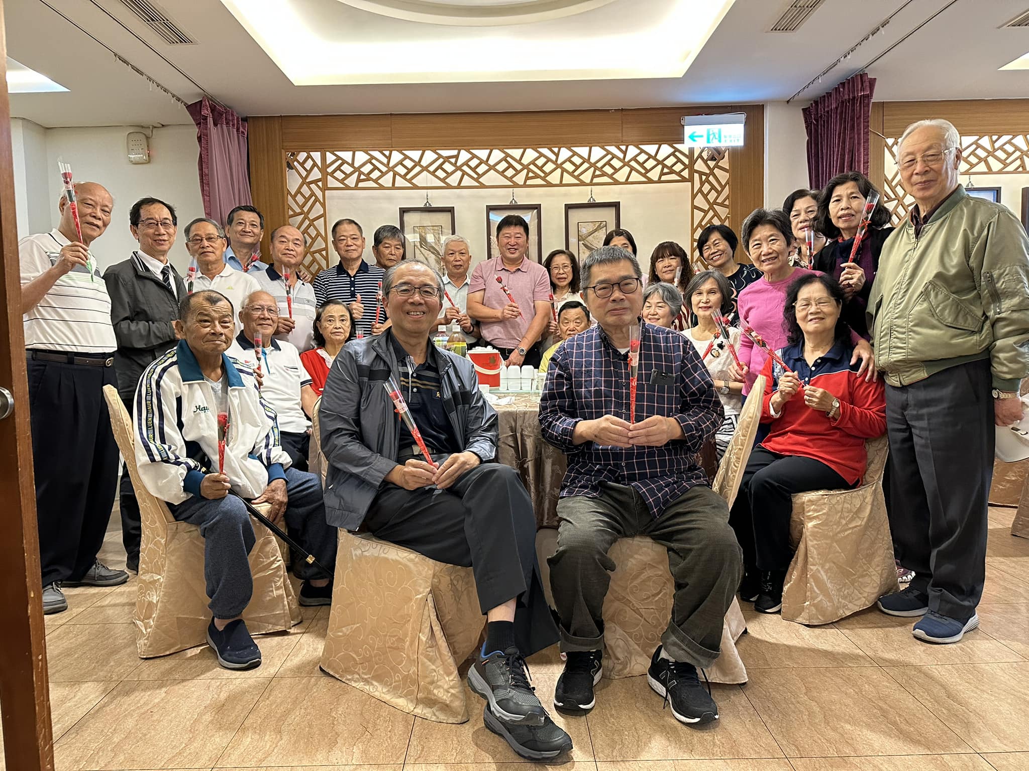 【母親節即將到來，張峻議長邀請退休黨工提前慶祝母親節】缩略图