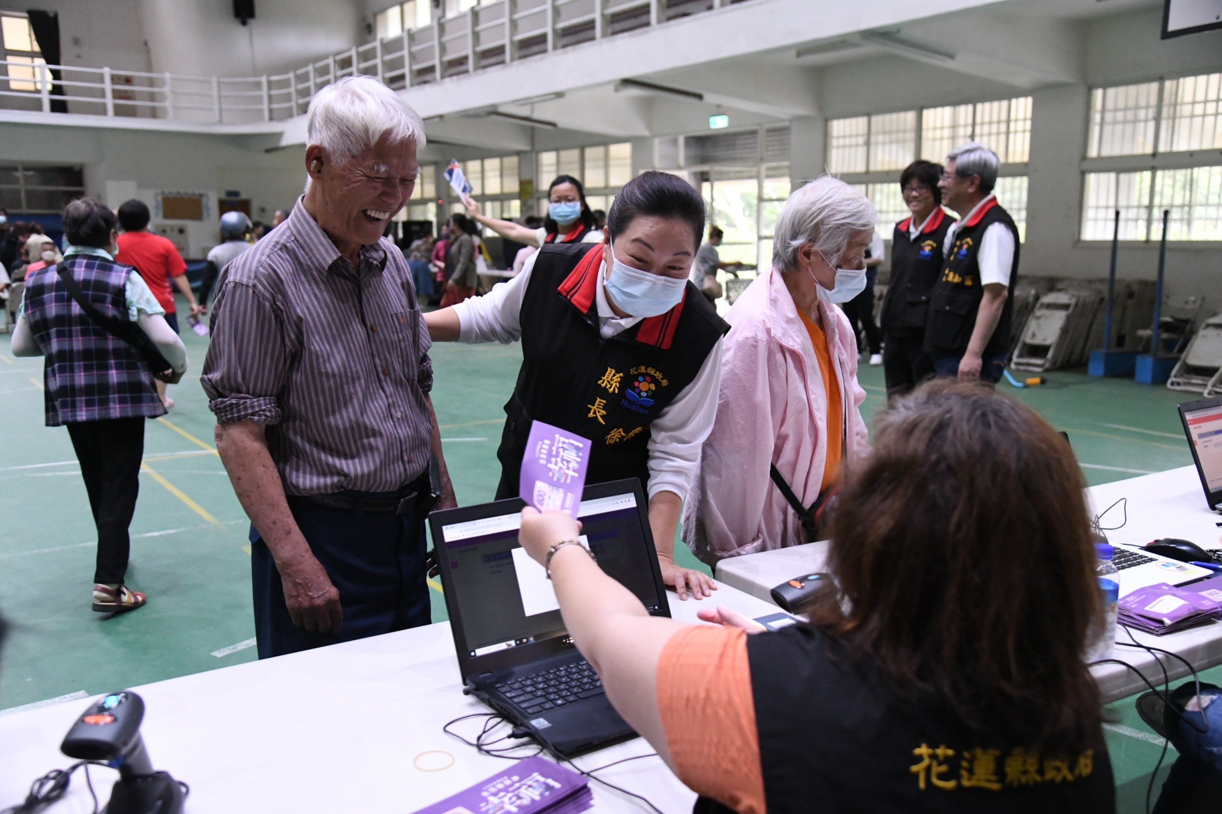 【112年度幸福花蓮生活物資券發放 縣長徐榛蔚關懷長者健康】缩略图