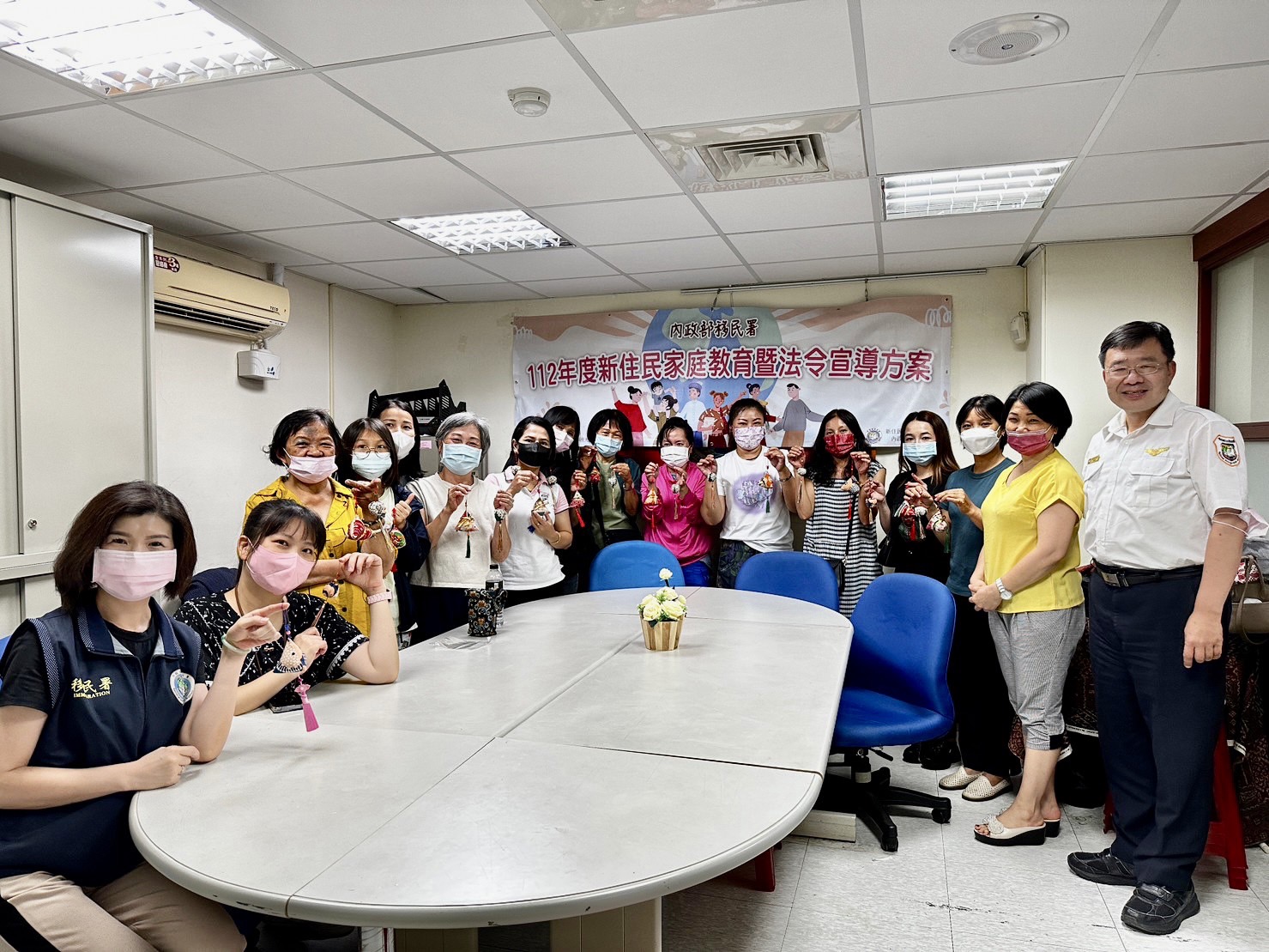 【迎接平安端午 新住民夫妻巧手包起幸福香包】缩略图