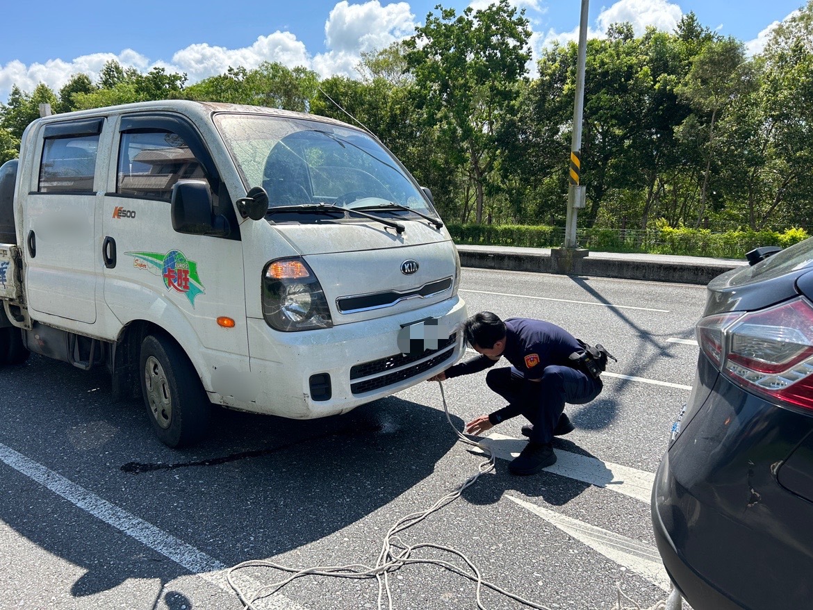 【車輛拋錨卡車陣 鳳警協助故障排除】缩略图