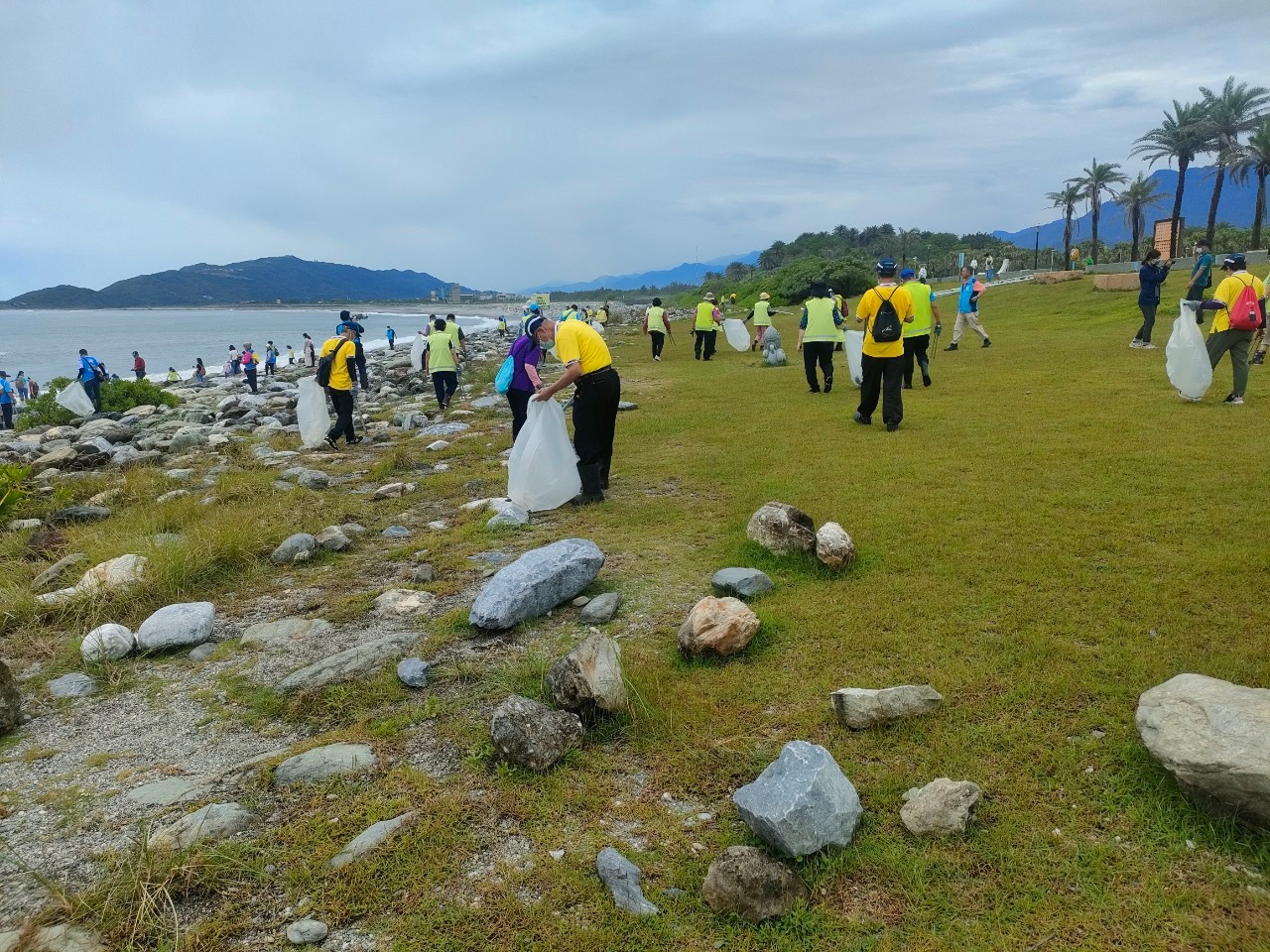 【陰雨綿綿化晴天 九河局攜志工團隊「共護蔚藍」拾起21公斤海廢】缩略图