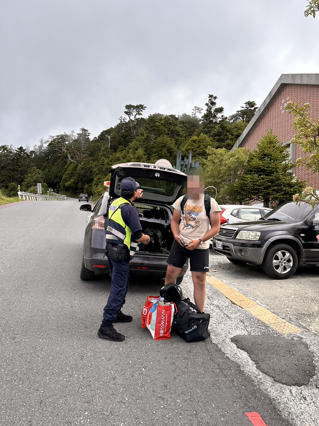 【遊客車輛拋錨 合歡警助異鄉遊客脫困】缩略图