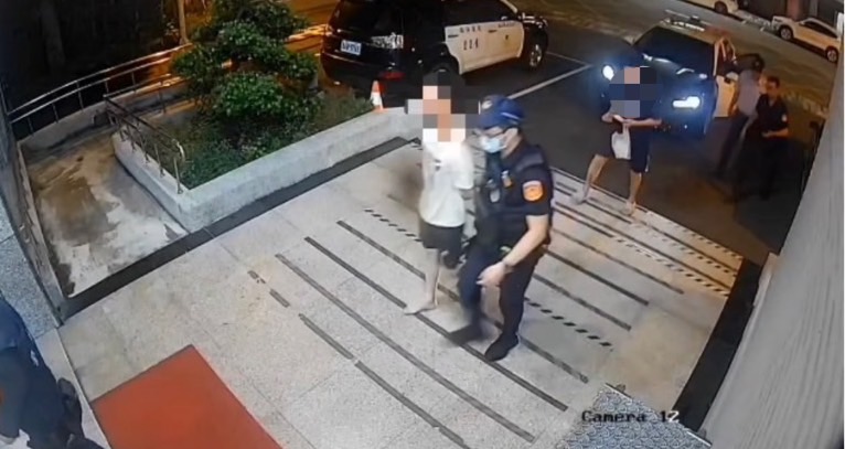 【行車糾紛踹車恐嚇又毆妻 細心花警查覺強勢壓制送辦】缩略图