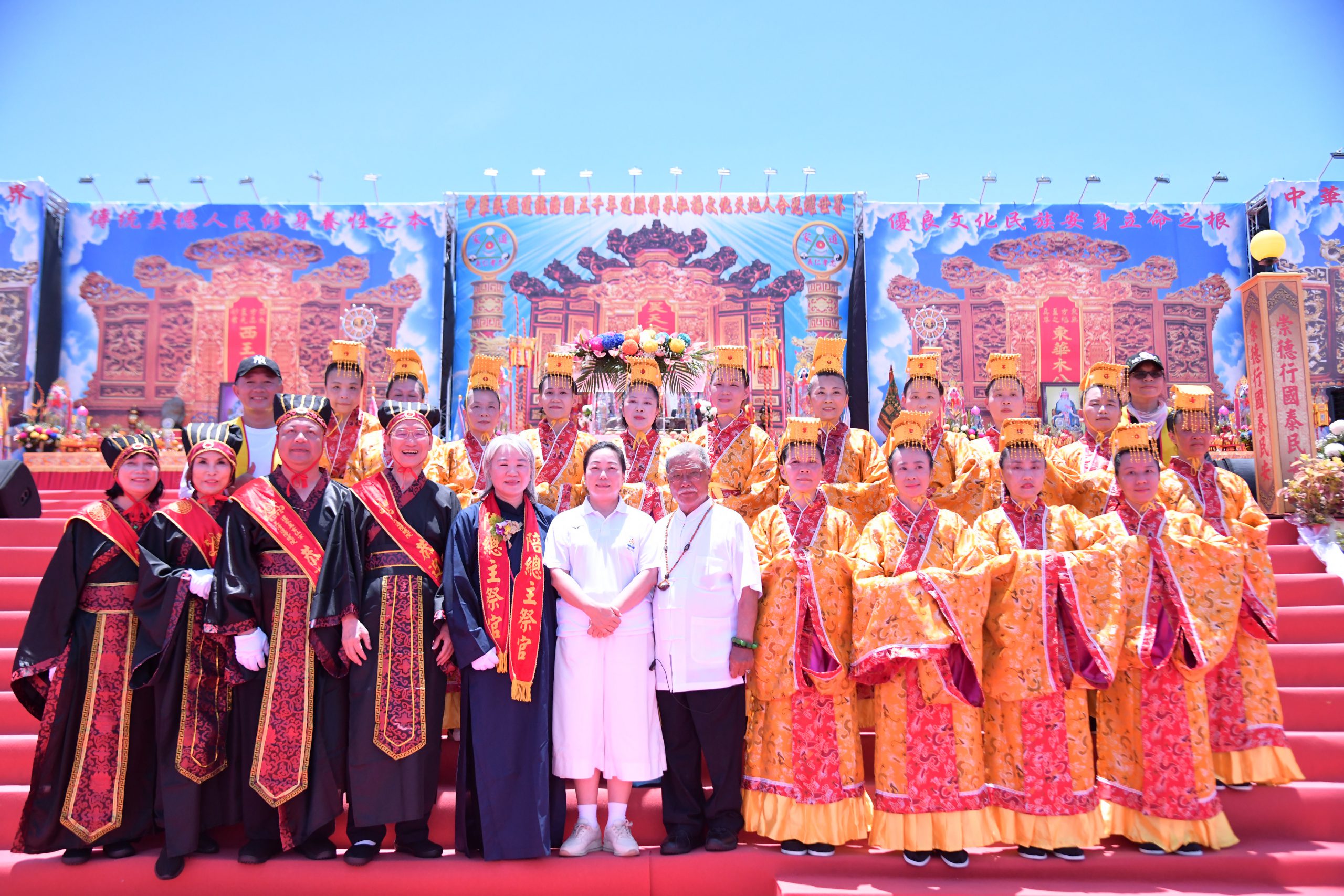 【「中華民族道統治國五千年道脈傳承弘揚文化天地人合光耀世界」祭天祭祖大聖會 徐榛蔚虔心為花蓮祈福】缩略图