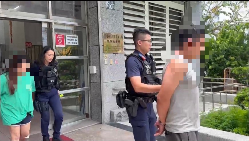 【酒後失控咆哮亂敲車窗及破壞警車 花警依法逮捕送辦】缩略图