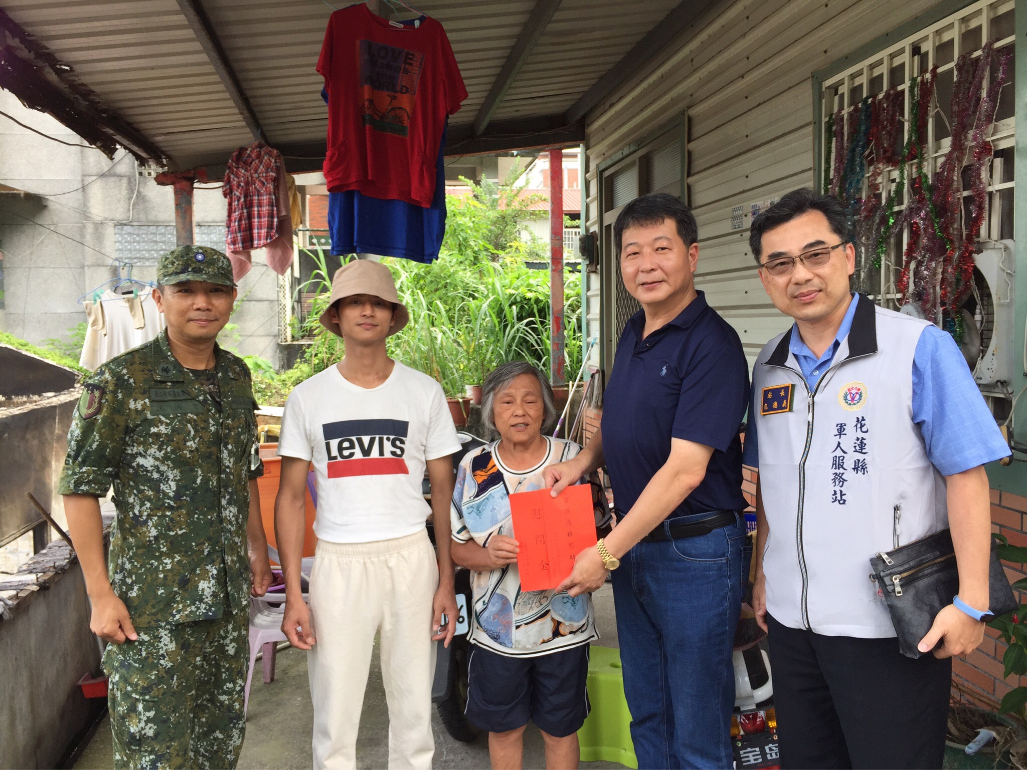 【關懷心 溫馨情》花蓮麥當勞餐廳楊董事長、軍友保險國軍急難慰助慈善協會黃理事長關懷家遭祝融官兵眷屬】缩略图