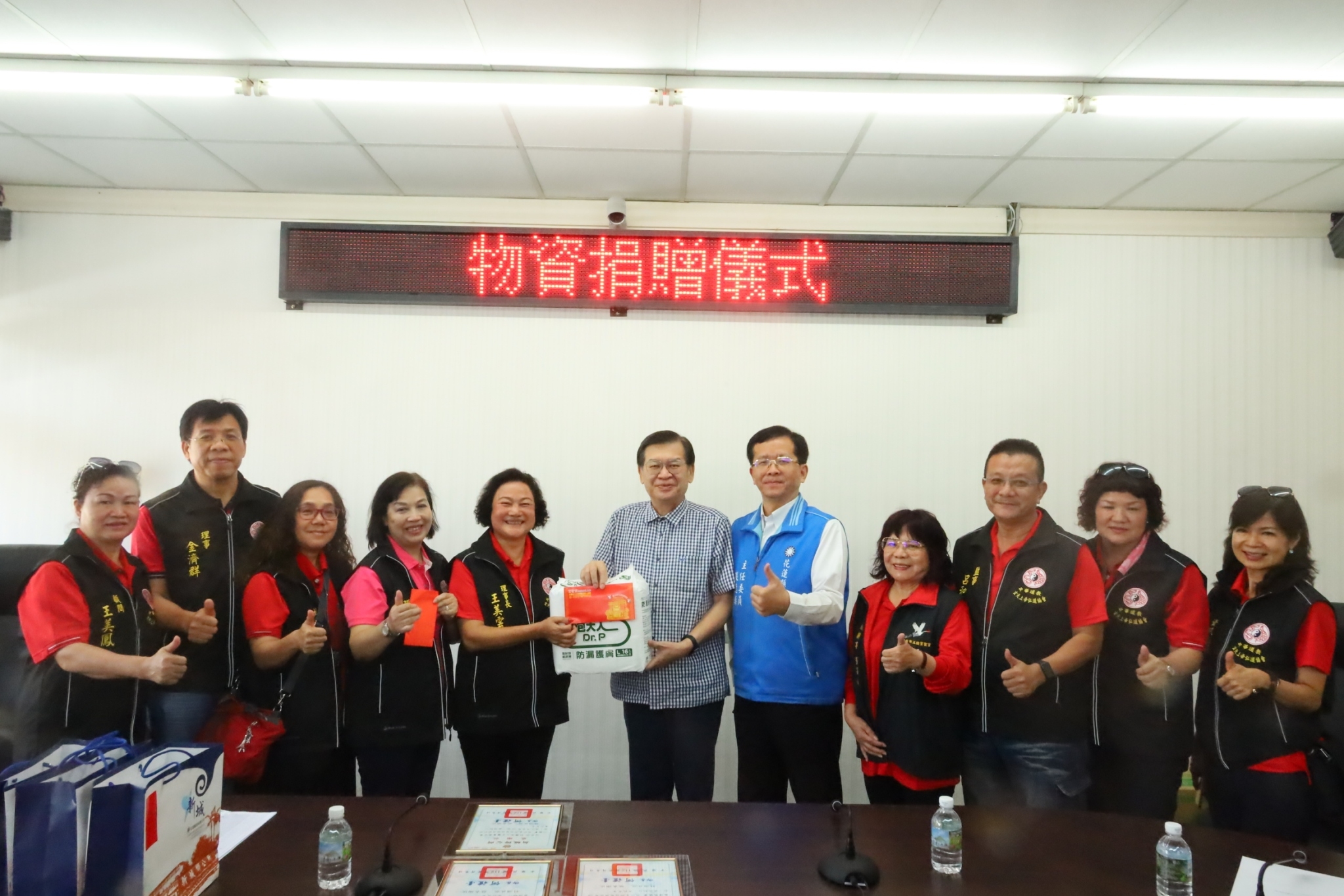 中華賀聖宮愛心協會、中華道教玄天上帝弘道協會、五股工商婦女公益推展協會捐贈新城鄉公所愛心物資 鄉長何禮臺致贈感謝狀表達感謝缩略图