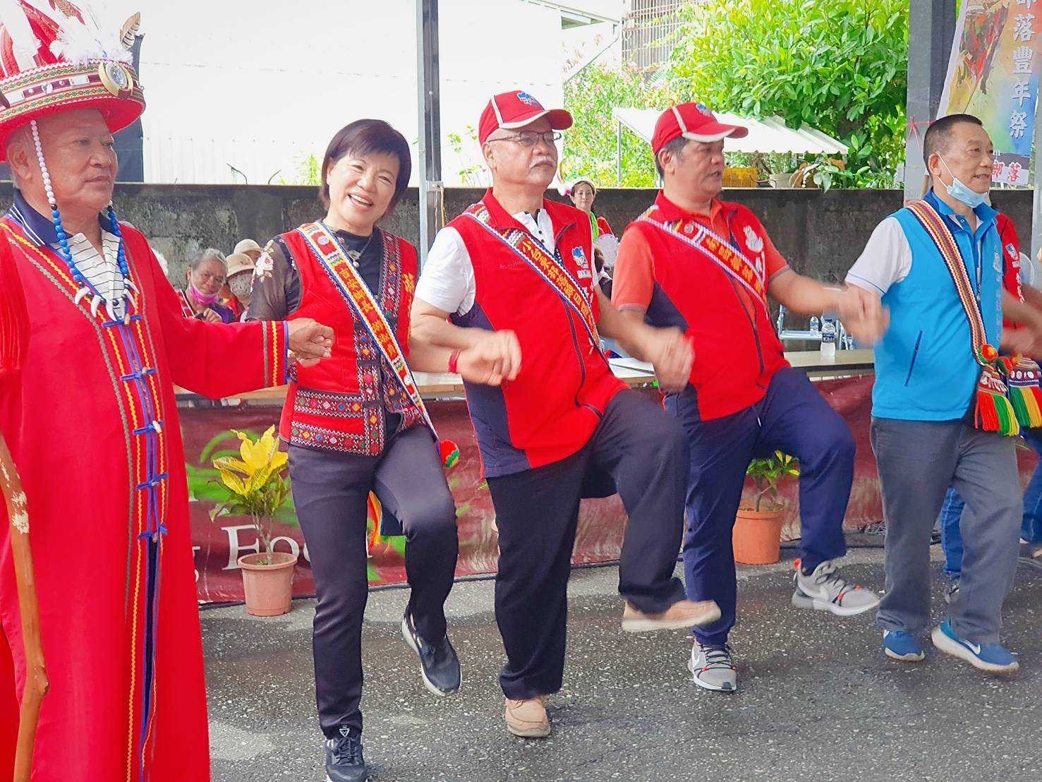【吉安鄉20場部落豐年祭歡樂揭開序幕 游淑貞親頒大紅包與族人歡喜慶豐收】缩略图
