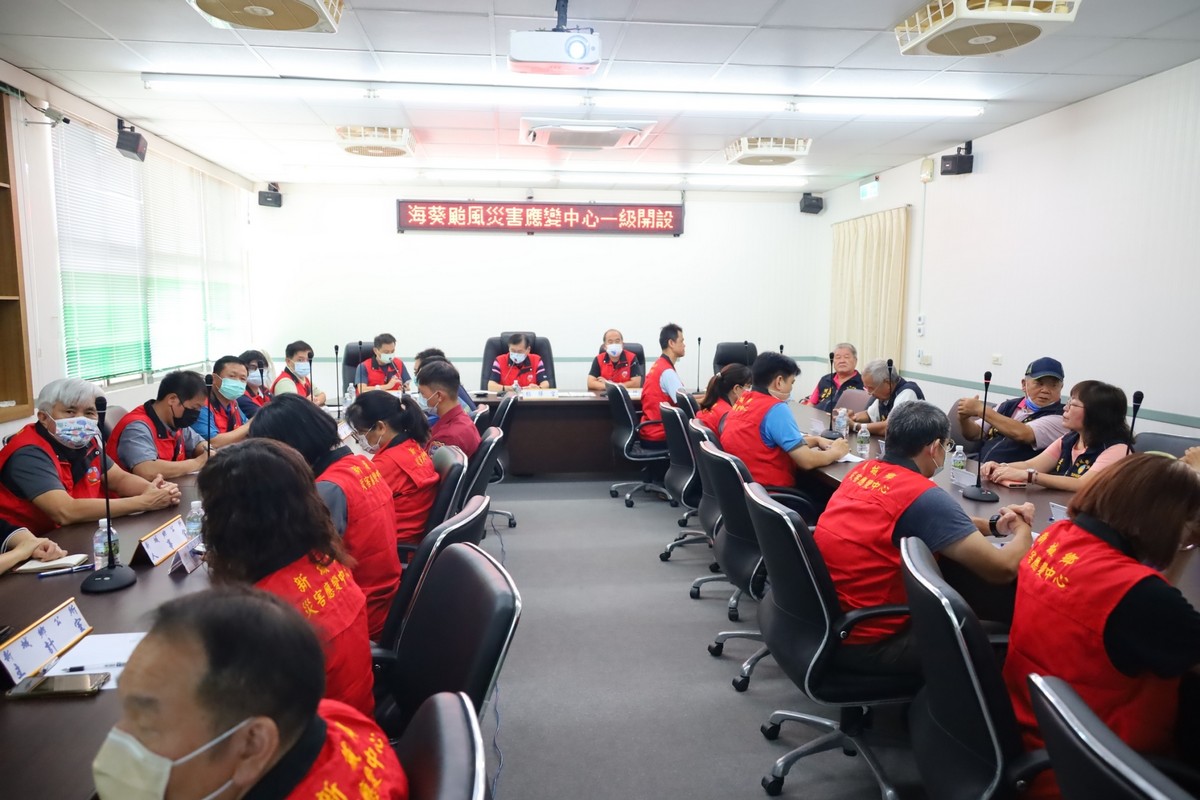 【因應海葵颱風直撲台灣新城鄉鄉長何禮臺召開防災整備會議並與縣災害應變中心連線 隨時掌握颱風動態保護鄉親】缩略图