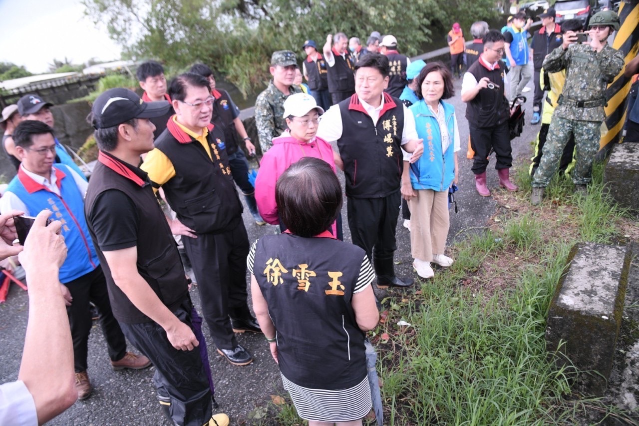 【海葵颱風警報尚未遠離 縣長徐榛蔚、立委傅崐萁馬不停蹄前往視察災區 關心受災鄉親】缩略图
