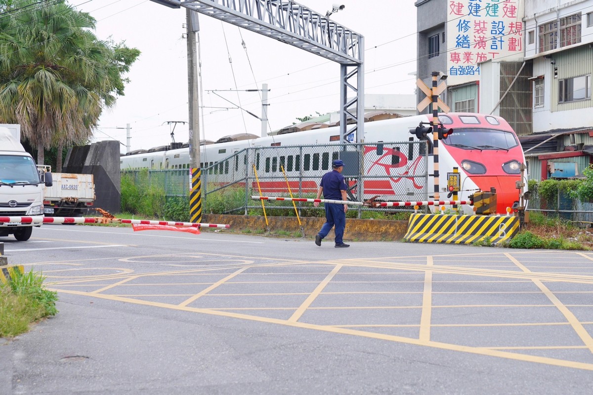 【立委傅崐萁服務處會勘吉安稻香平交道：要求三個月內改善完成遮斷器及號誌調整】缩略图