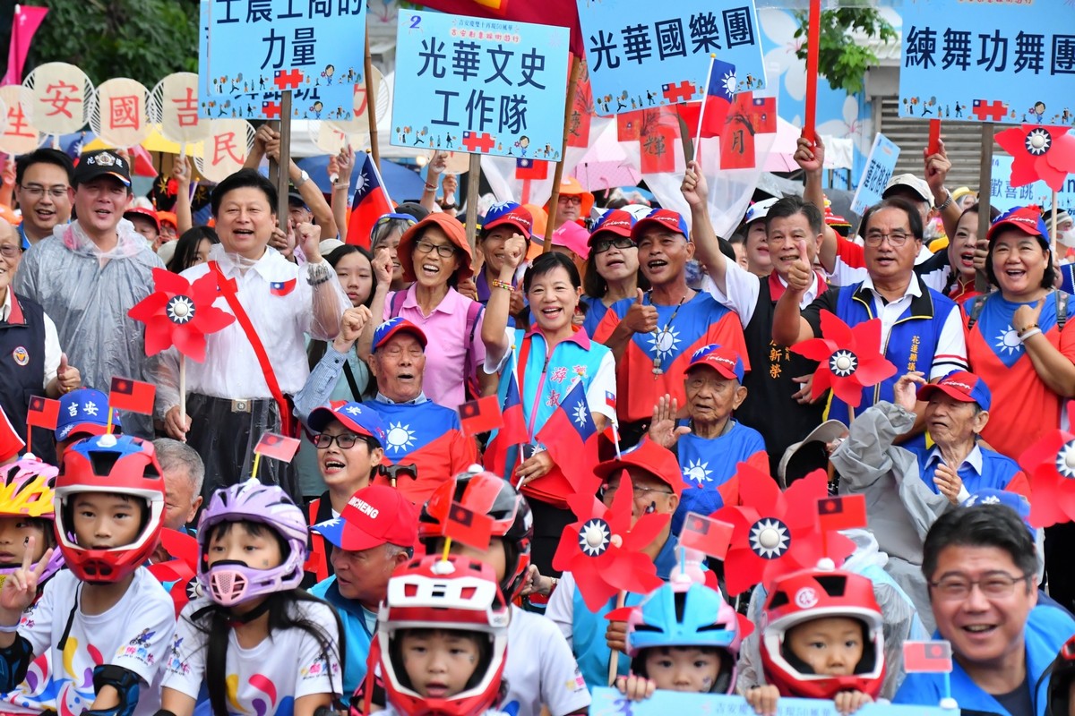 【吉安繽紛雙十國慶千人歡騰踩街遊行 感動淚水重拾50年代風華歡騰記憶】缩略图
