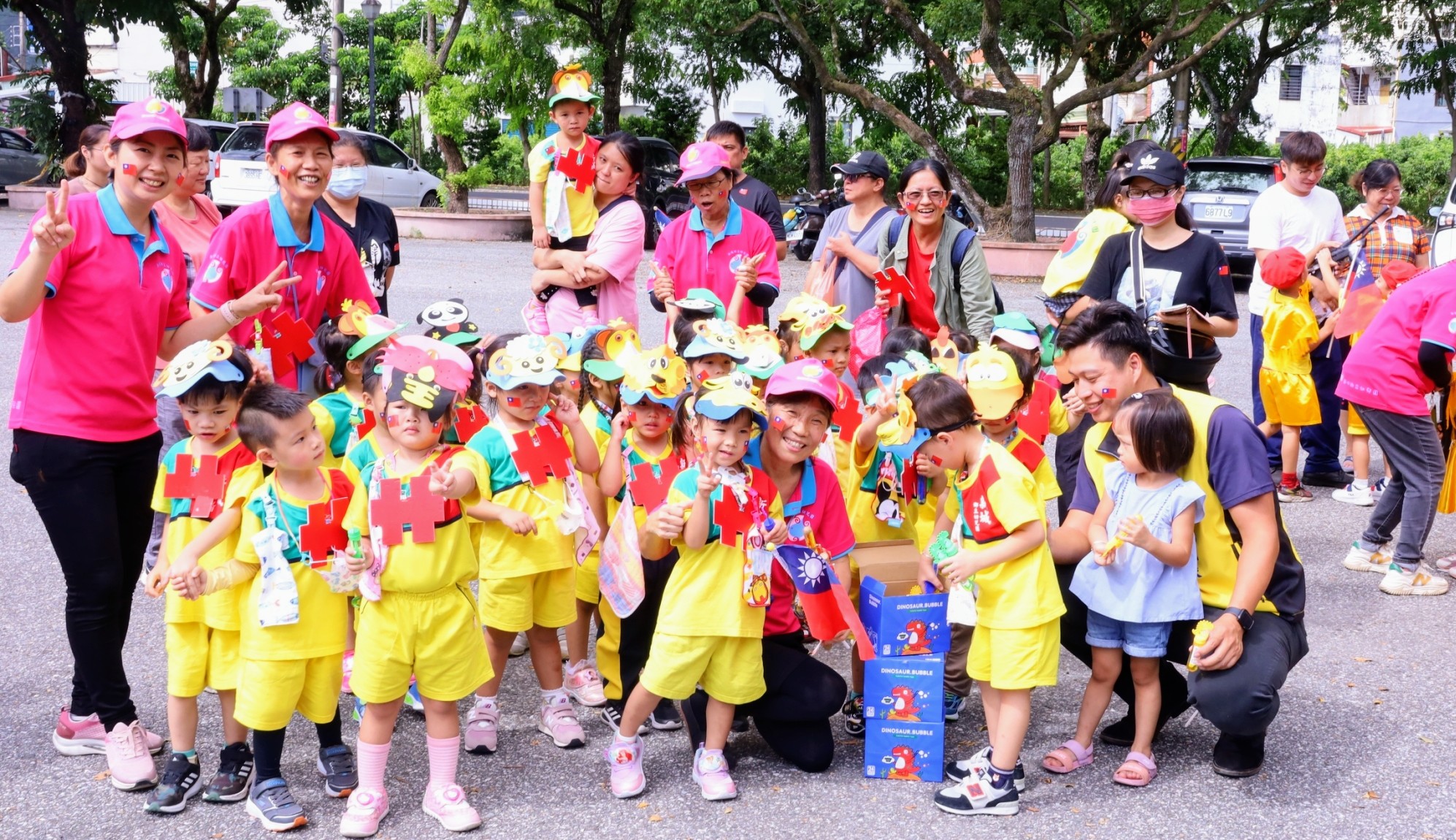 【新城鄉立幼兒園小小兵國慶遊行 何禮臺：遇颱風延期不取消，家長與學童以最高的熱情認同國家】缩略图