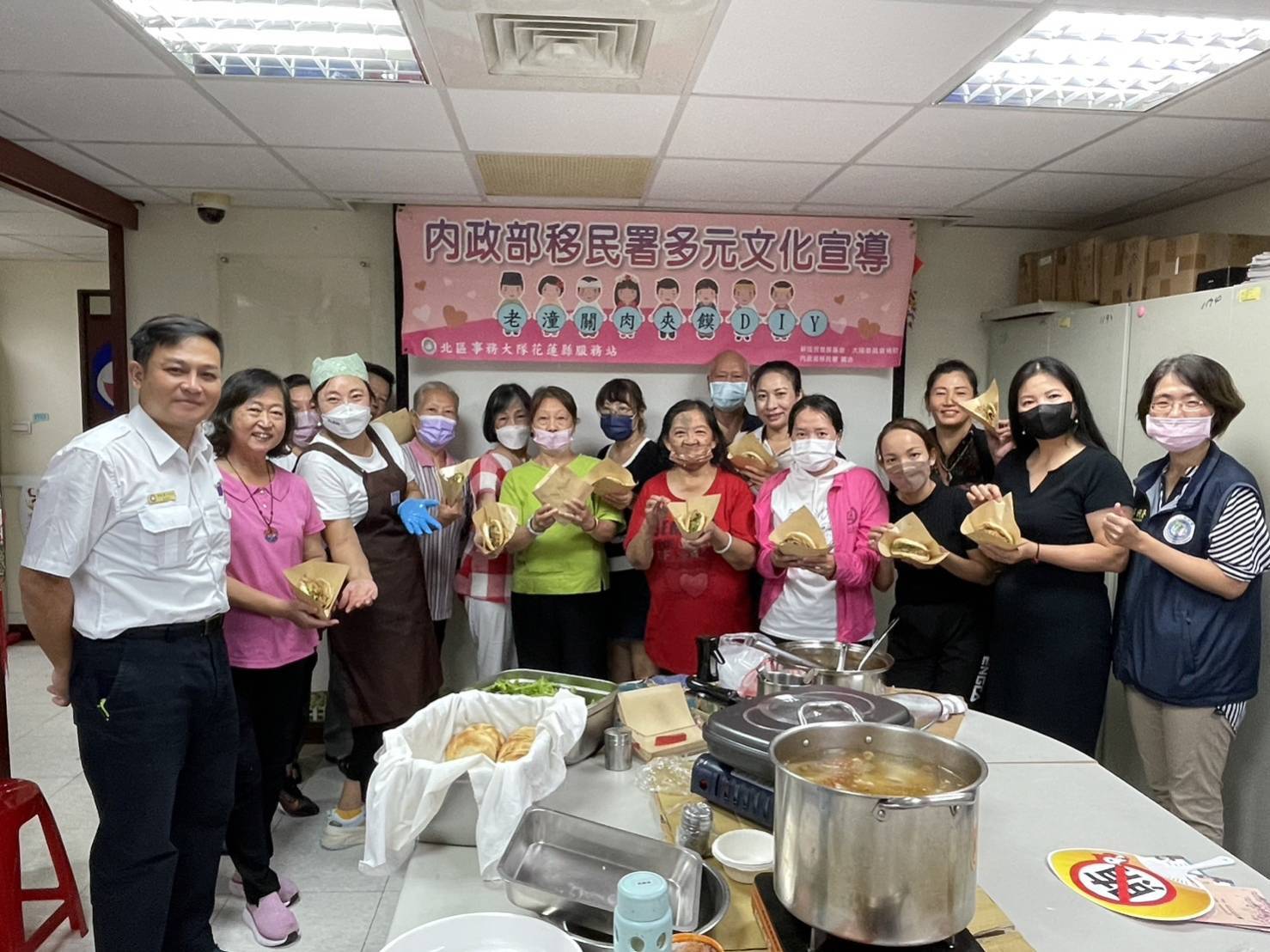 【移民署攜新住民DIY 中式漢堡 有「饃」有樣續飄香】缩略图