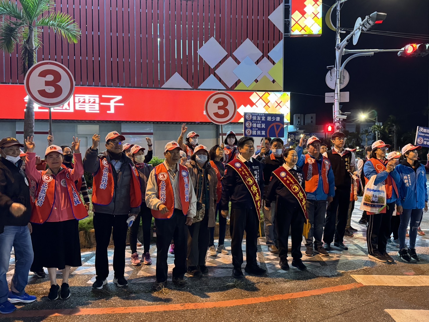 【立委傅崐萁聖誕節再次於花蓮、吉安沿街徒步拜票並向鄉親送上聖誕祝福 晚間至競總與鄉親家人共度聖誕】缩略图