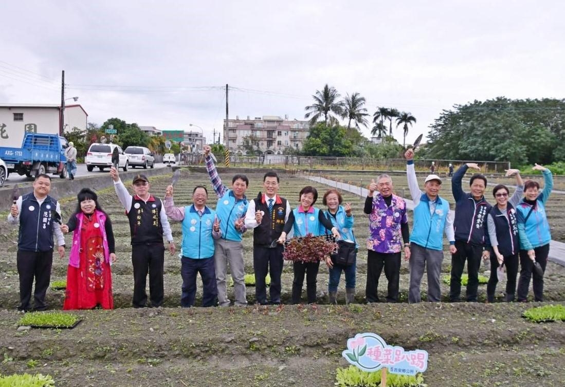 【游淑貞化腐朽為神奇創第五座鄉親農園 荒蕪已久的鬱金香公園華麗變身種植區】缩略图