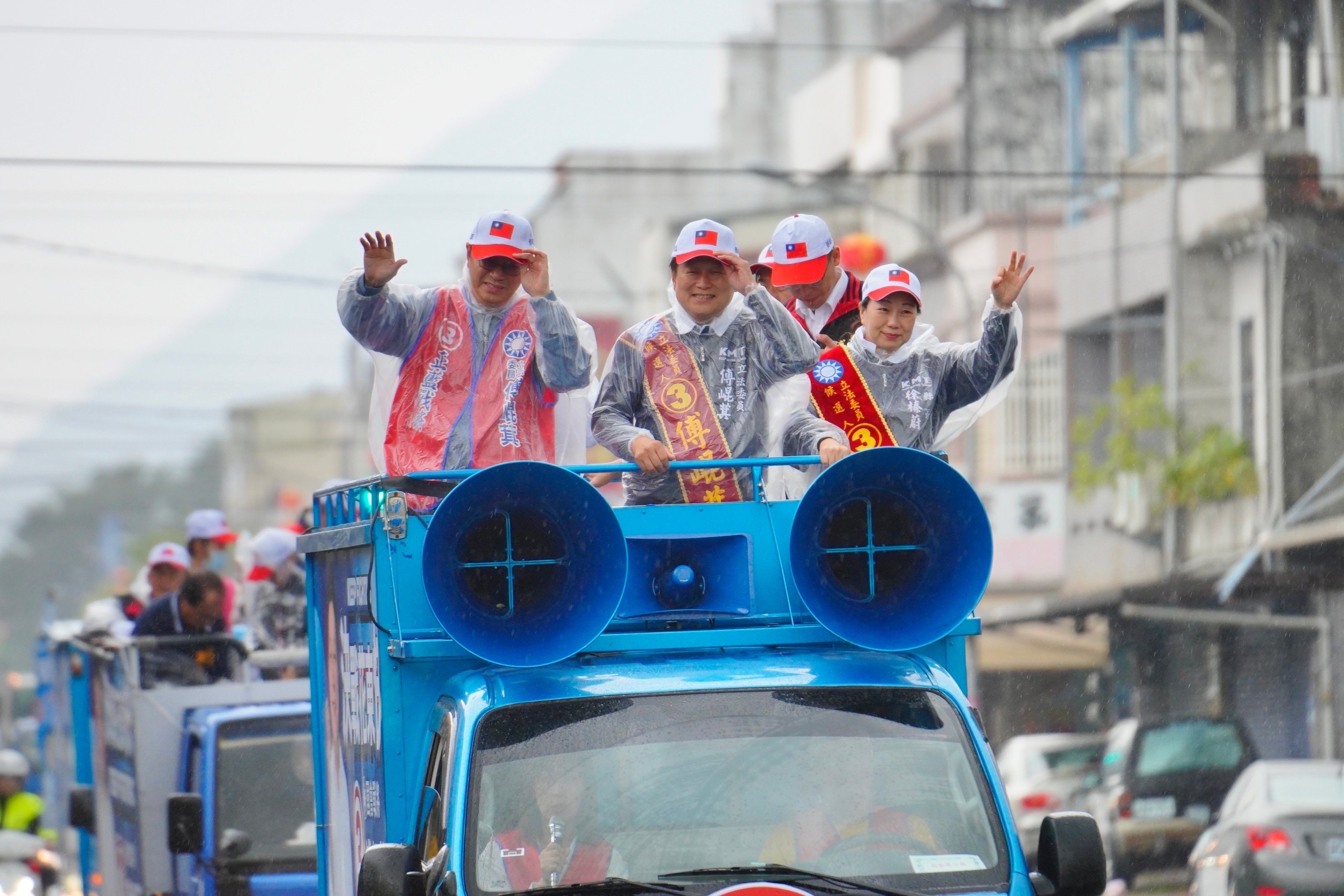 【傅崐萁於集氣祈福一日後恢復競選活動 跨年前張善政合體傅崐萁於花蓮、吉安掃街衝刺選票】缩略图