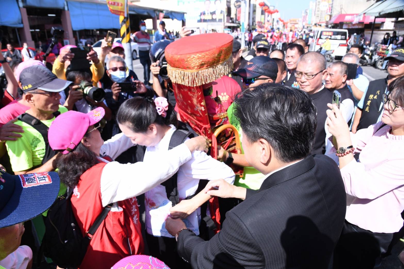 【「路跑媽祖」抵達臺南 花蓮縣長徐榛蔚揹駕回鑾】缩略图