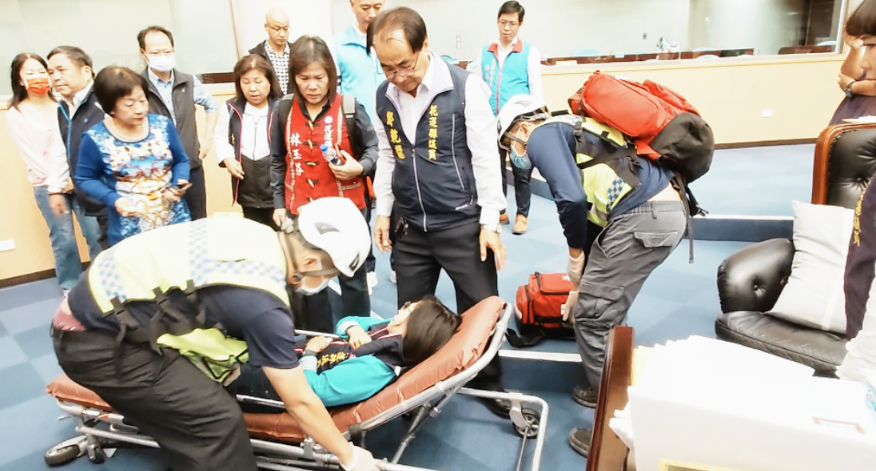 【快訊》不滿南區道路建設經費遭刪減 縣議員鍾素政心臟不適急送醫】缩略图
