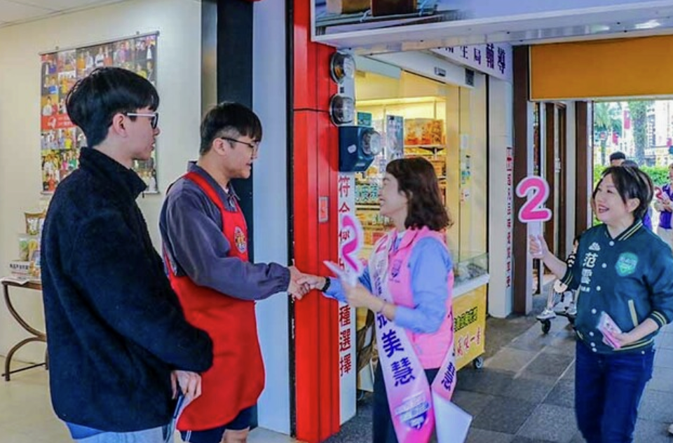【「以喪家為重」是假的？民進黨張美慧赫見街頭拜票】缩略图