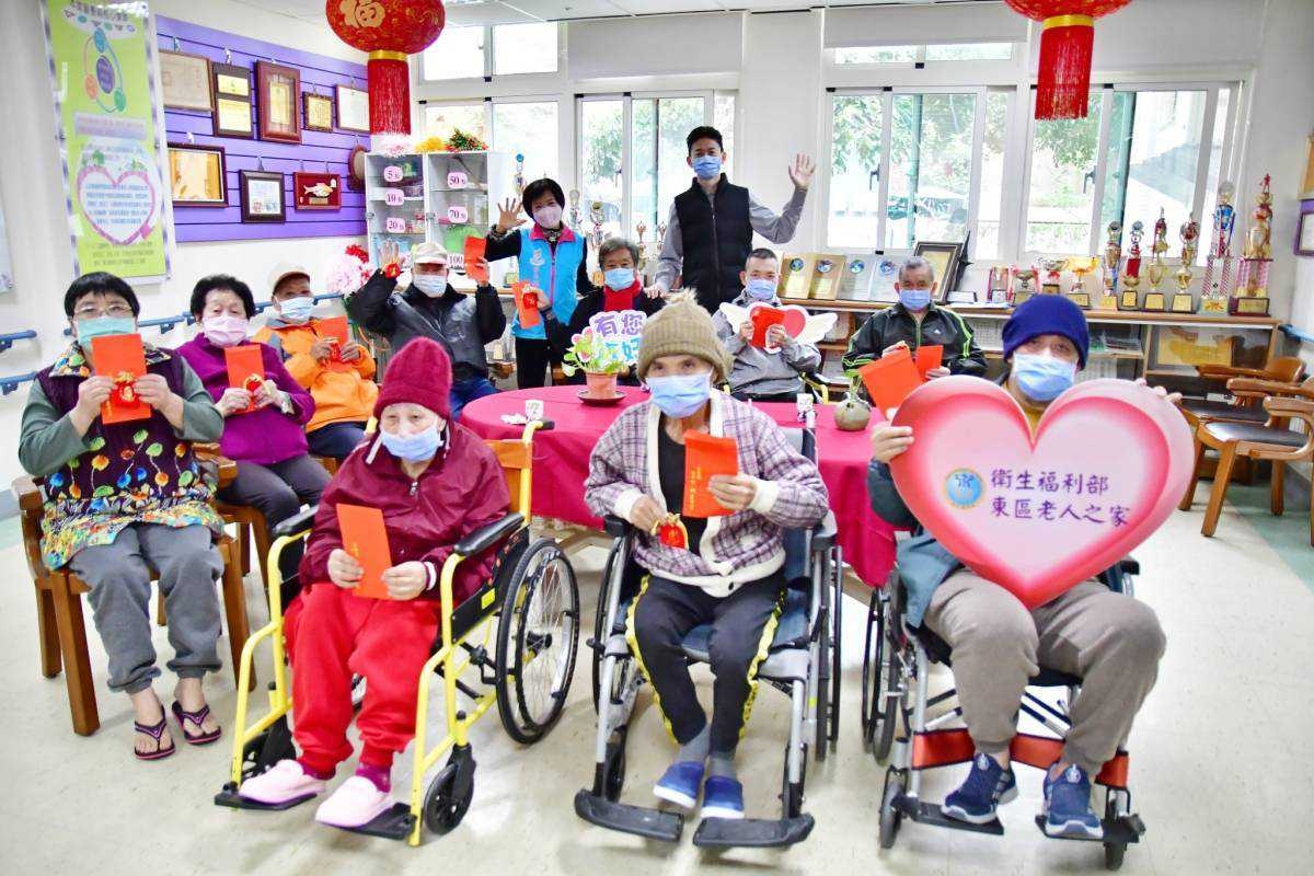 【游淑貞親訪東區老人之家長輩 提前致贈吉安新年賀禮與祝福】缩略图