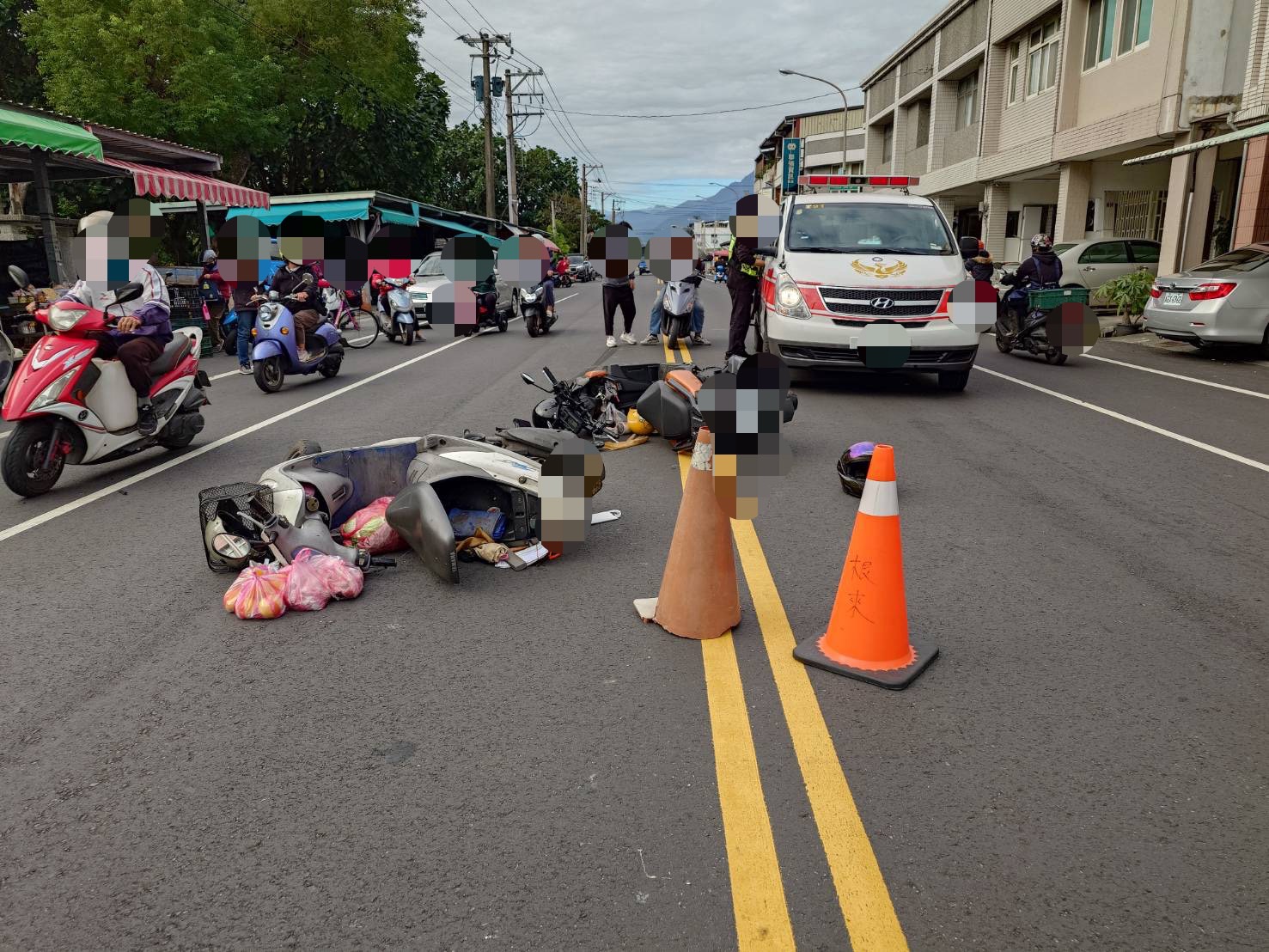 【疑似違規跨越雙黃線釀禍 花警籲遵守交通規則勿貪快違規】缩略图