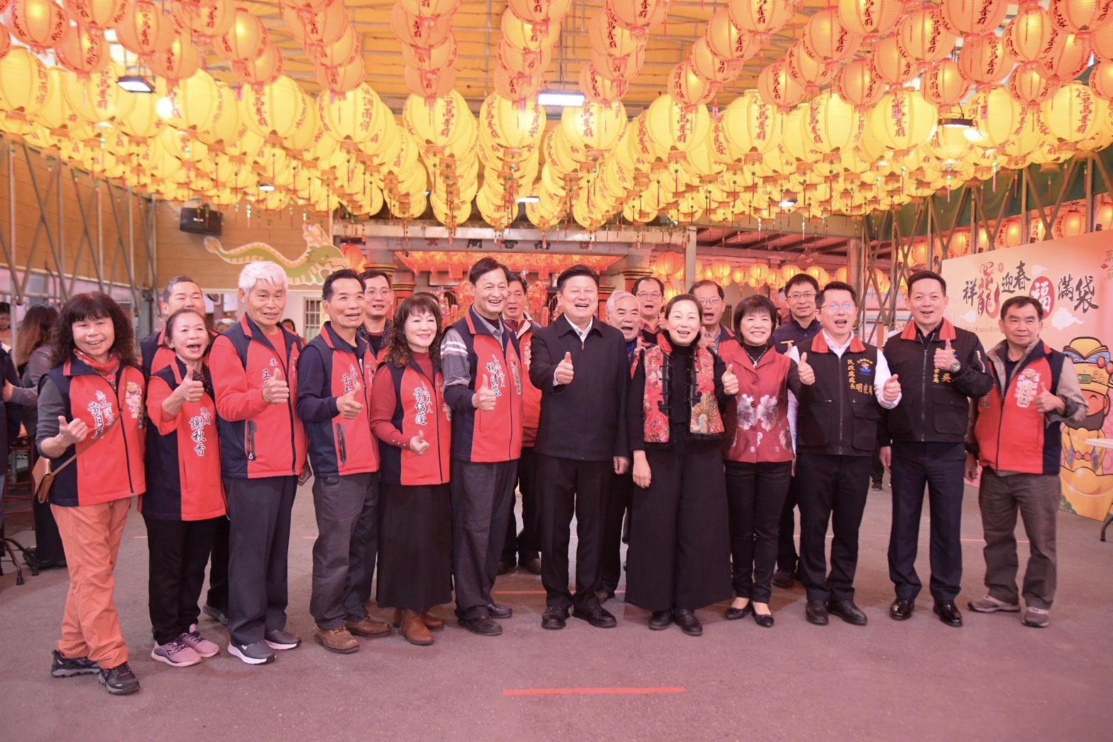 【年初一祈求縣運昌隆 徐榛蔚偕立委傅崐萁發新年福袋】缩略图