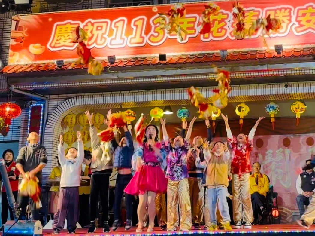 【游淑梅領舞開場2024元宵燈會  「過個大盛年之科目三」台上台下嗨翻天】缩略图