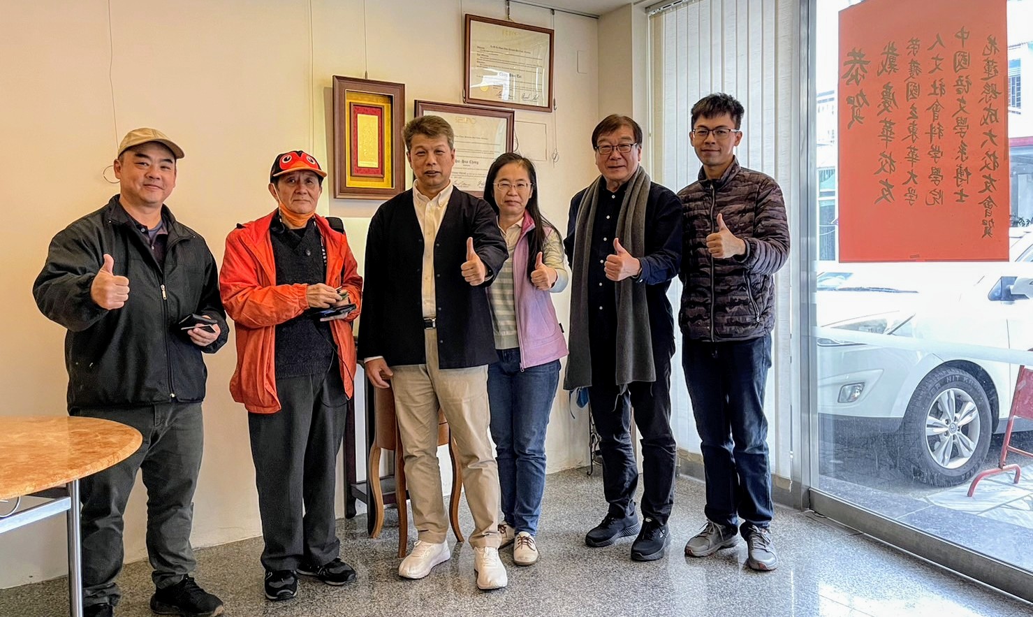 【國立成大校友會理事長蔡印來慶賀校友戴慶華榮獲東華博士學位】缩略图