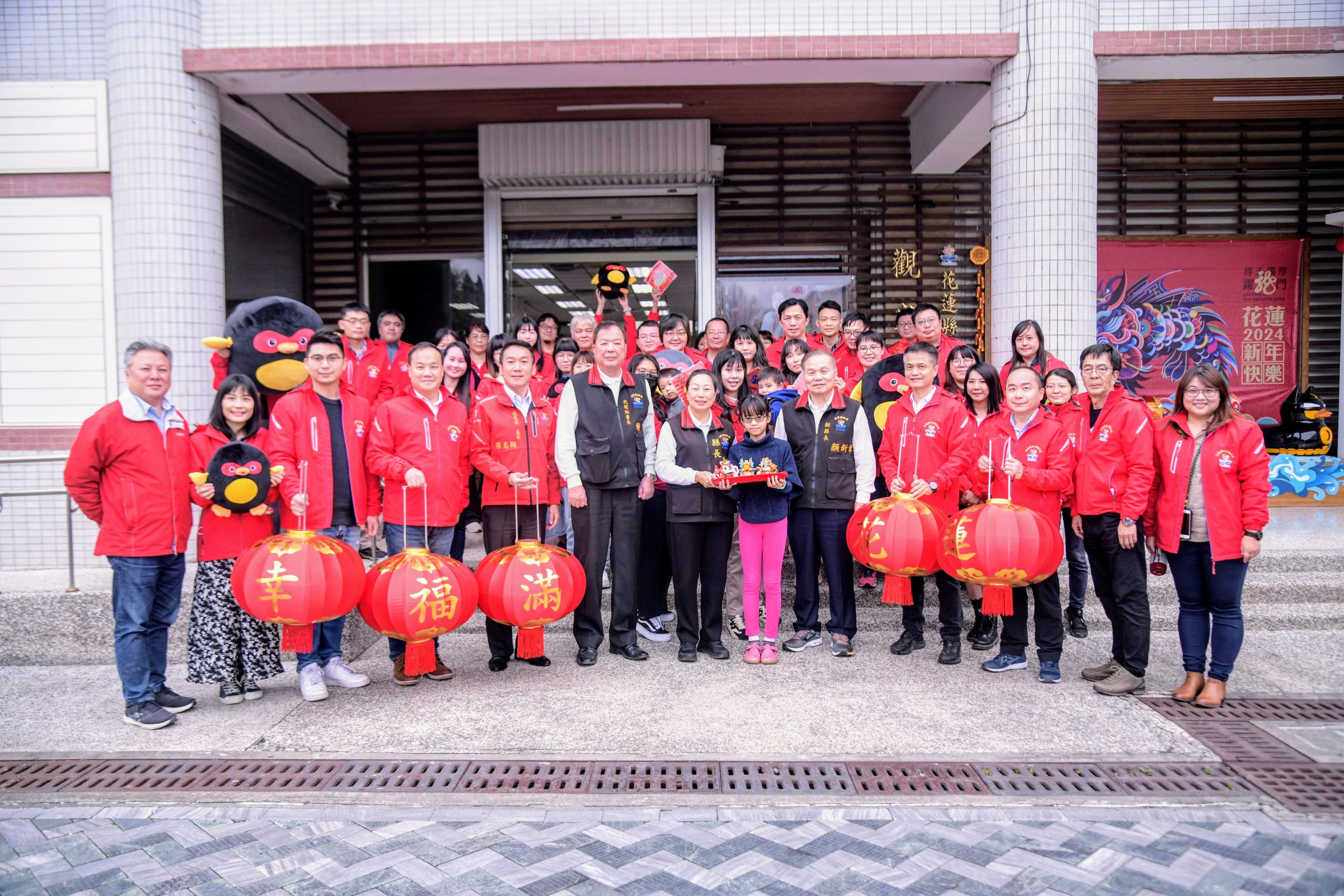 【新年好運一條龍 徐榛蔚向縣府同仁拜早年】缩略图