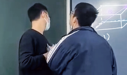 【台北某高中特教生衝講台打老師 比中指、鎖喉揮拳畫面全被拍 教育局將給教師慰問金】缩略图