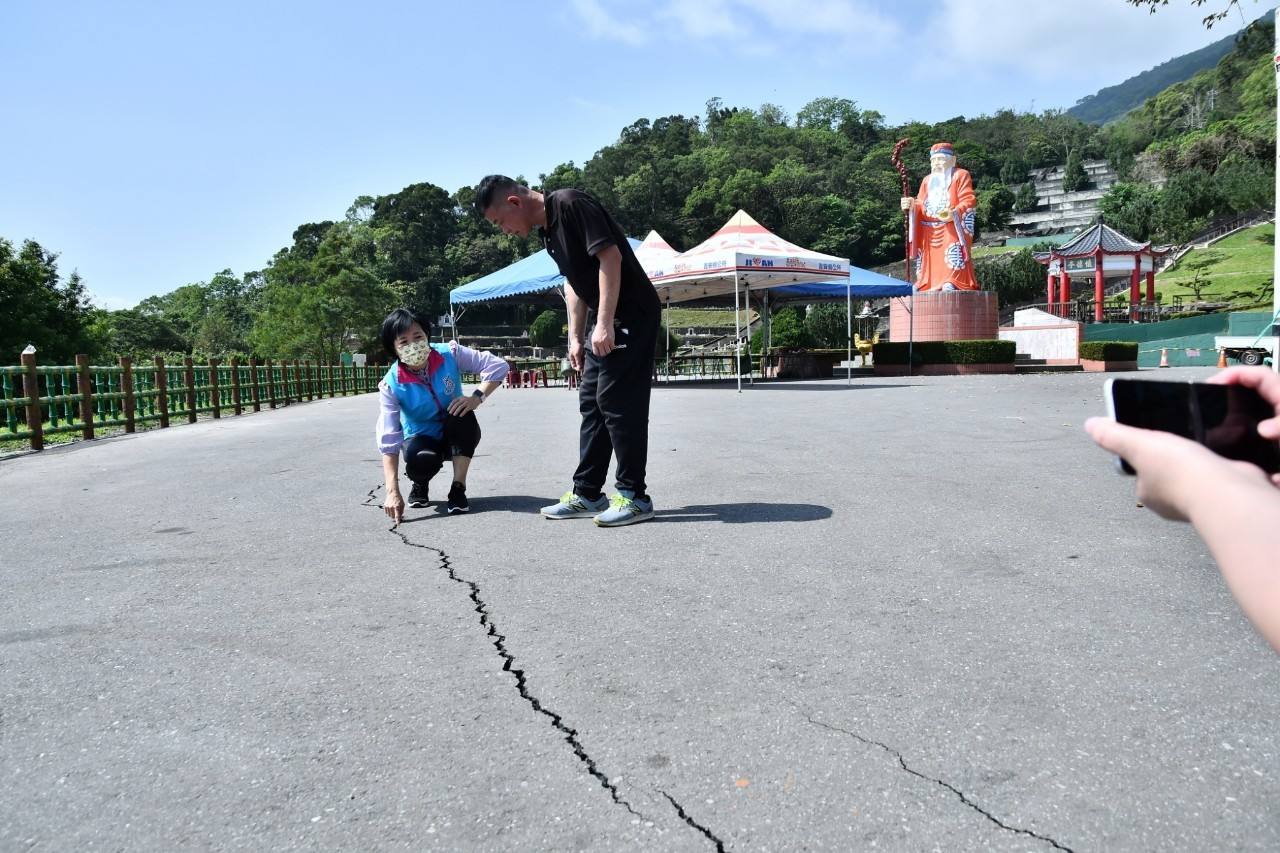 【遭強震7.2侵襲 慈雲山生命禮儀園區災損嚴重 吉安鄉公所緊急應變搶救籲請鄉親避免前往】缩略图