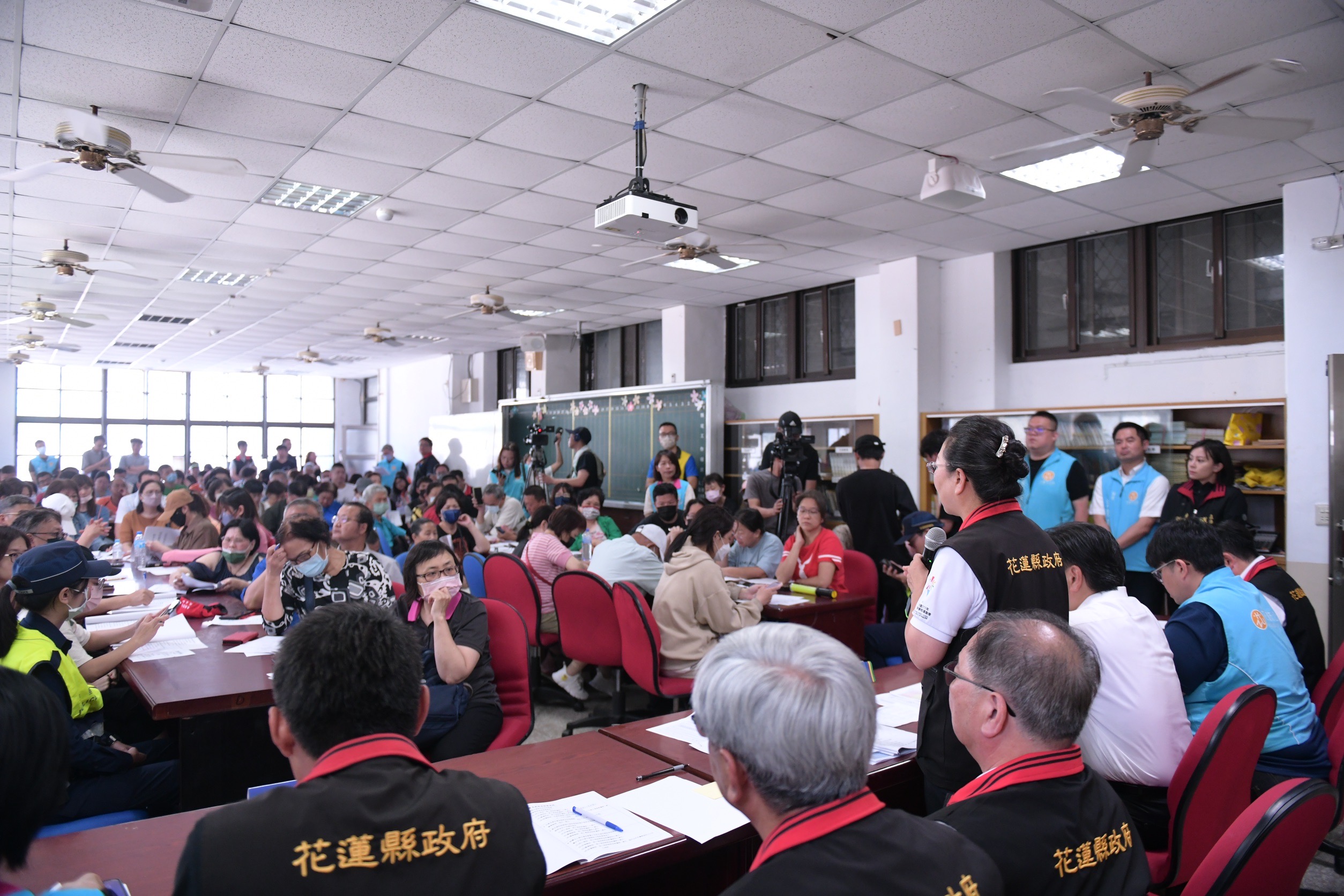 【花蓮縣政府召開震災救助說明會 徐榛蔚主持說明救助政策 向受災戶表達關懷與援助】缩略图