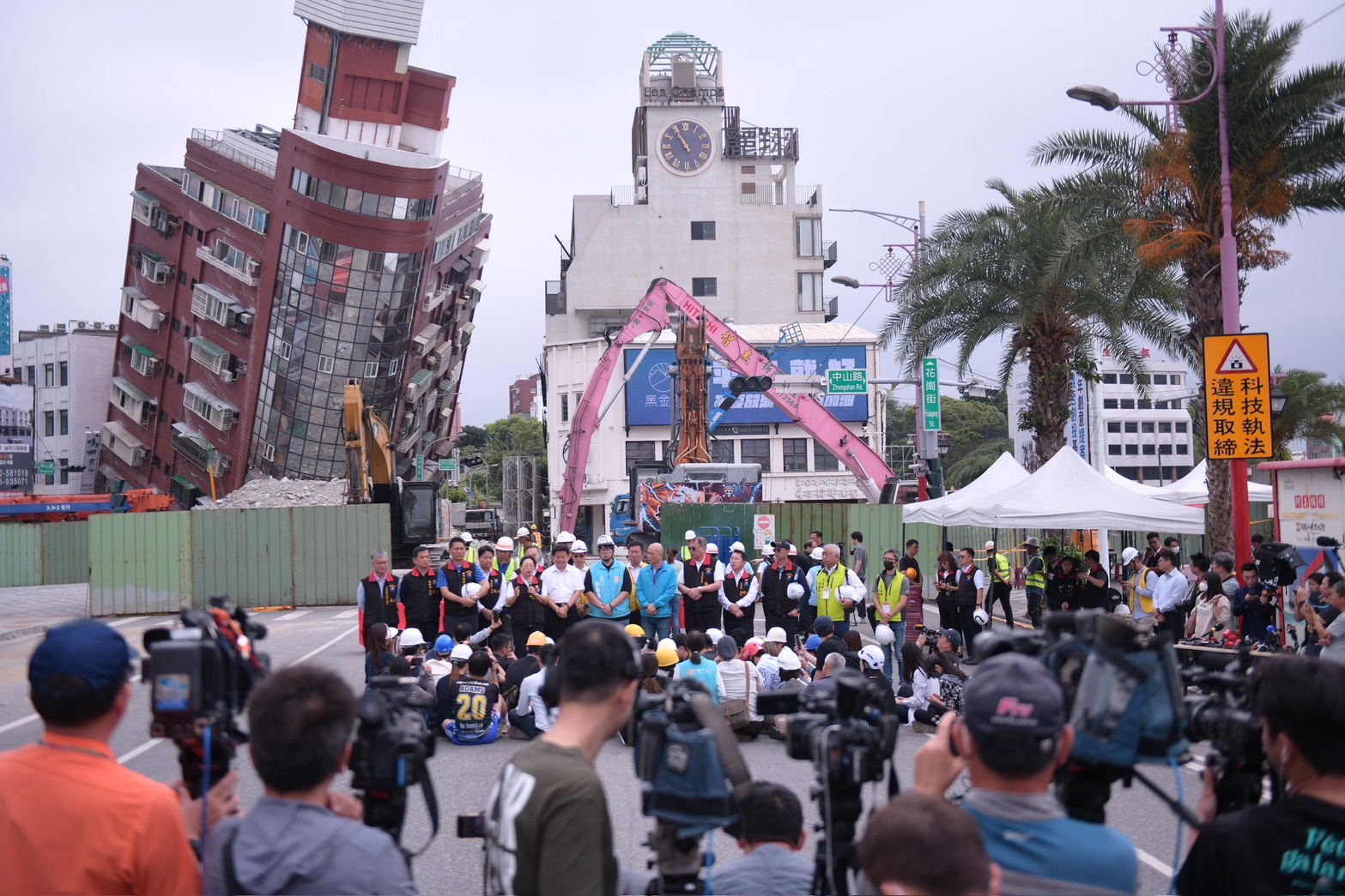 【花蓮縣長徐榛蔚主持「0403地震災後天王星大樓拆除工程暨撫慰亡靈典禮」預計2週內拆除完畢】缩略图