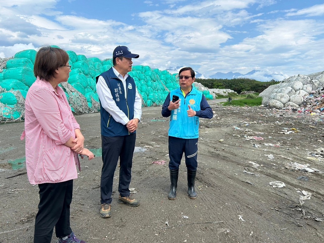 【花蓮市清潔隊提供震後廢棄物免費清運 環管署副署長抵花視察】缩略图