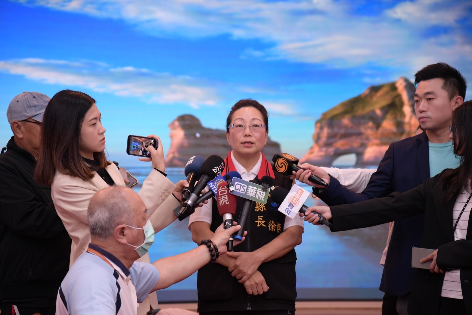 【震後迅速成立0403震災聯合服務中心 徐榛蔚陪伴鄉親早日回歸生活正軌】缩略图