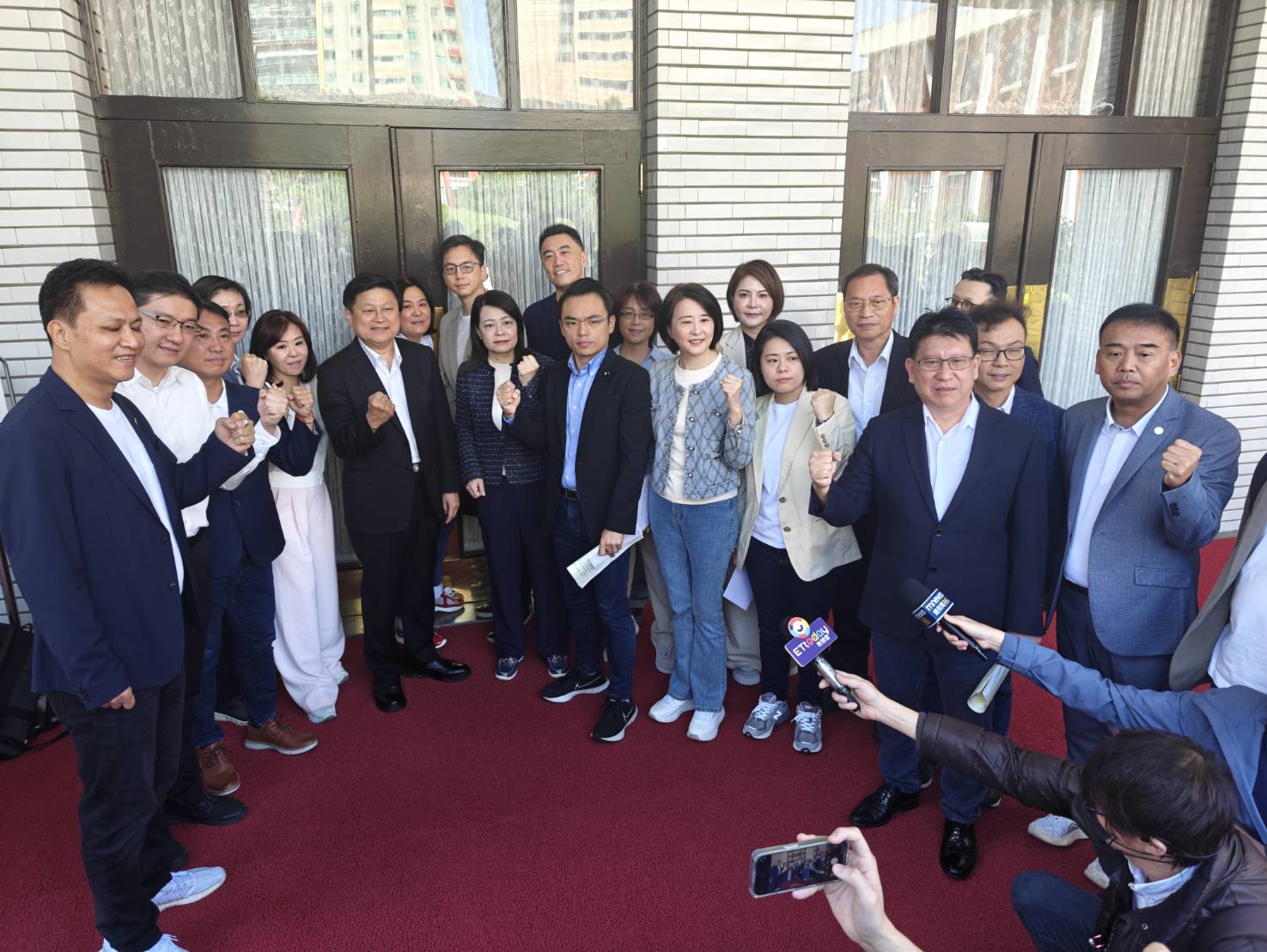 【本周五「國會改革五法」力拼三讀讓陽光照進立院 傅崐萁：依法依規在議場門口輪班排隊只為回應民意】缩略图
