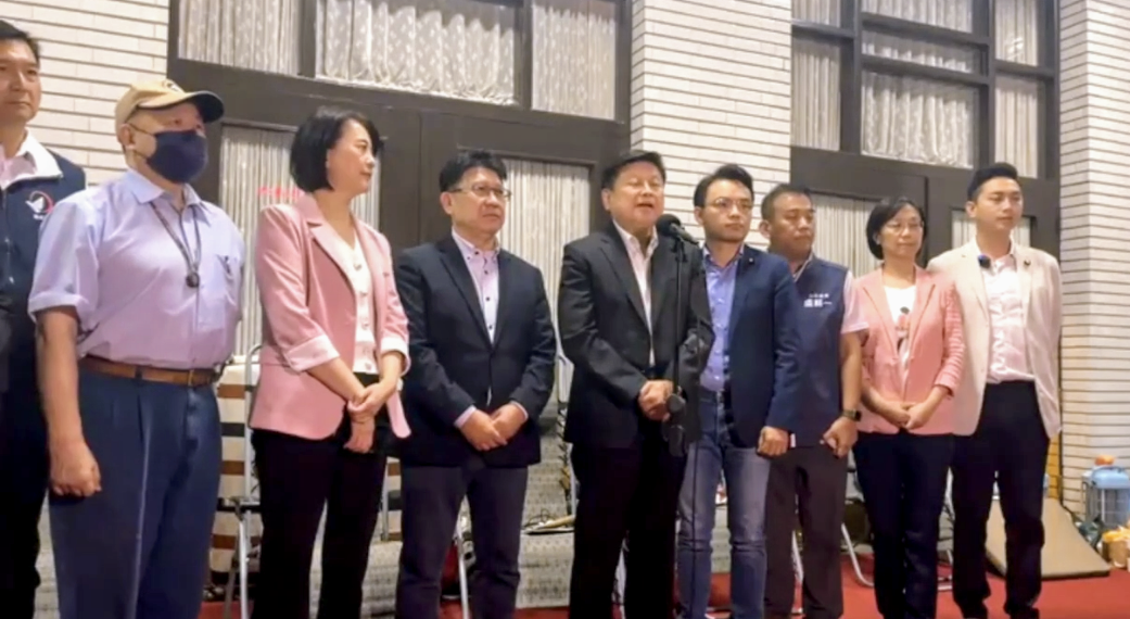 【國民黨團三長召開朝野協商後記者會：柯建銘恐嚇有「史上最大衝突」 傅崐萁回嗆「先踩過我們的身體」】缩略图