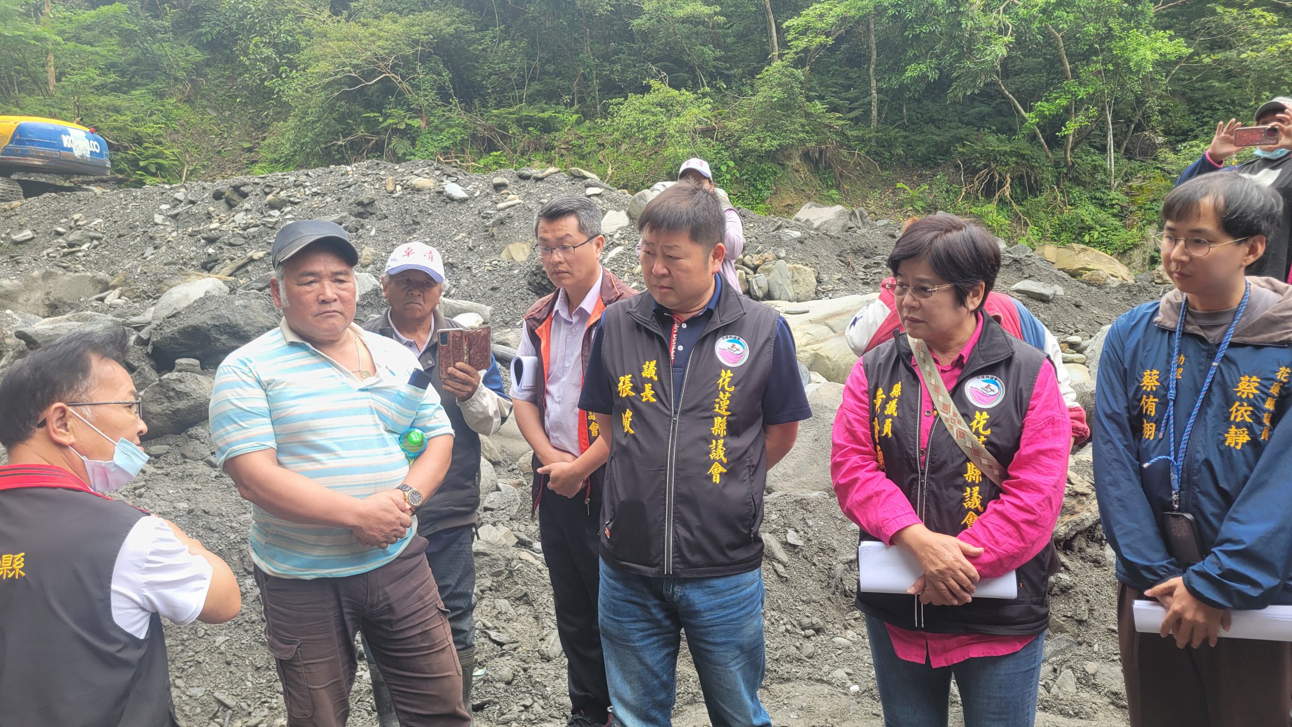 【張峻議長偕同農業小組召集人黃玲蘭及議員趕抵卓清村兩處水源頭會勘 協助卓溪鄉清水部落解決民生用水問題】缩略图