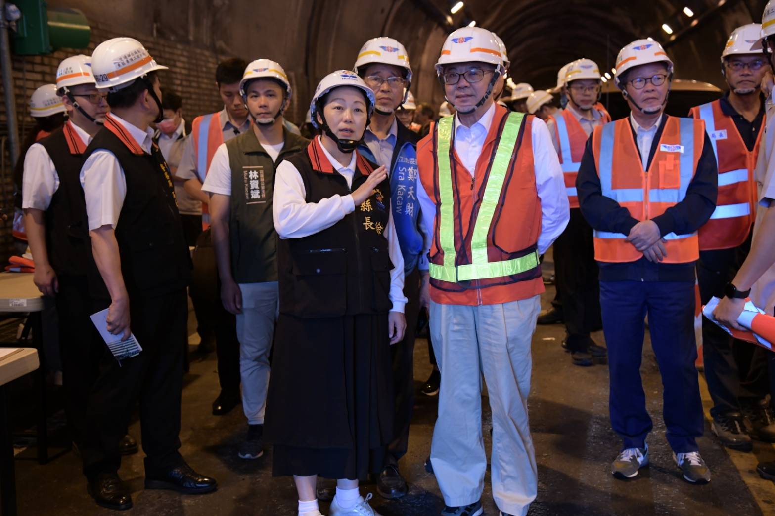 【花蓮縣長徐榛蔚陪同行政院長卓榮泰勘災0403災後危建 爭取中央補助 反應鄉親需求】缩略图