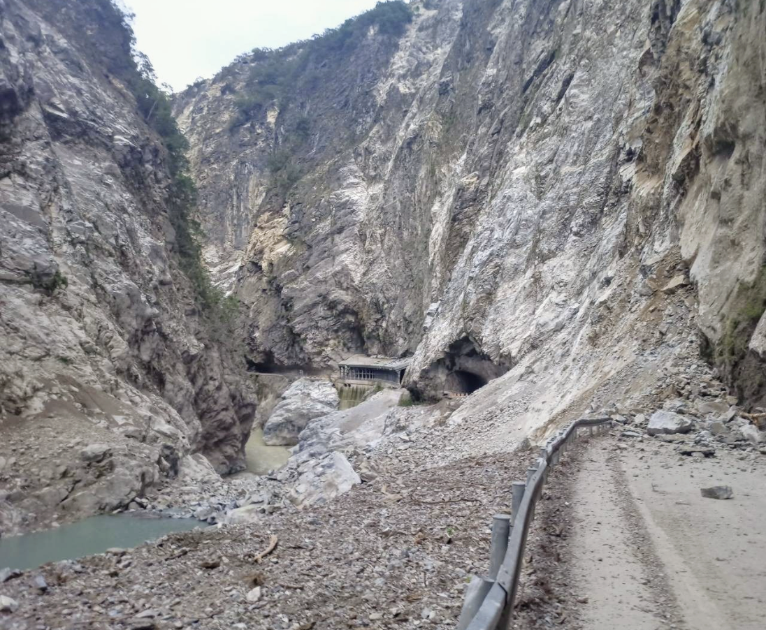 【花蓮迫切需要一條安全回家的路》中橫公路台8線174.8k錐麓隧道東口今(6/12)日清晨發生坍方阻斷  預估明日中午搶通】缩略图