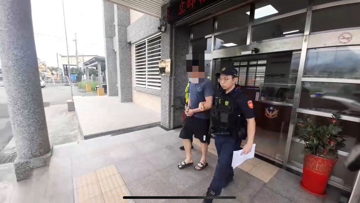 【男子深夜騎車未戴安全帽及開大燈又攻擊員警 吉安警依法送辦】缩略图